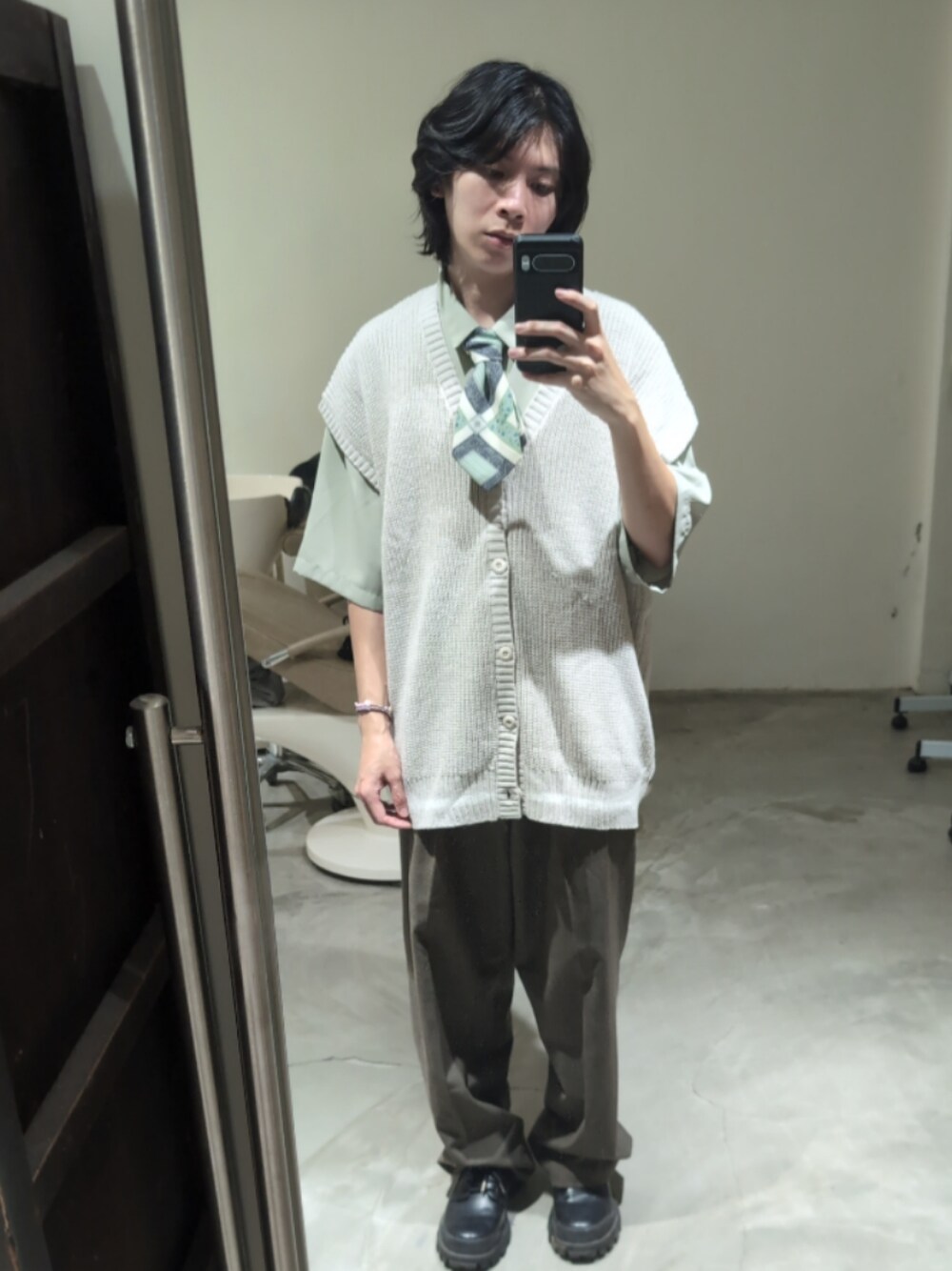 「shimamuraのアイテム（ベスト、ベージュ系）」を使った、Gin9さん（メンズ・174cm）の春コーディネートの1枚目の写真