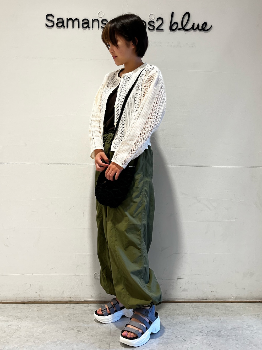 「ehka sopo、カーゴパンツ、低身長コーデ」｜「ehka sopoのメッシュ透かし柄カーディガン（カーディガン/ボレロ、ホワイト系）」を使った、miiさん（レディース・152cm）の夏コーディネートの1枚目の写真