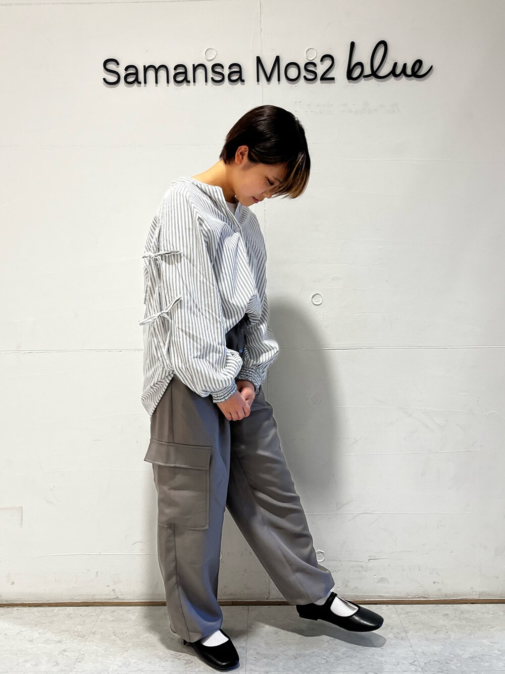 「秋のコーデ、パンツコーデ、Samansa Mos2 blue、低身長コーデ」｜「Samansa Mos2 blueの◎イージーカーゴパンツ（カーゴパンツ、グレー系）」を使った、miiさん（レディース・152cm）の秋コーディネートの1枚目の写真