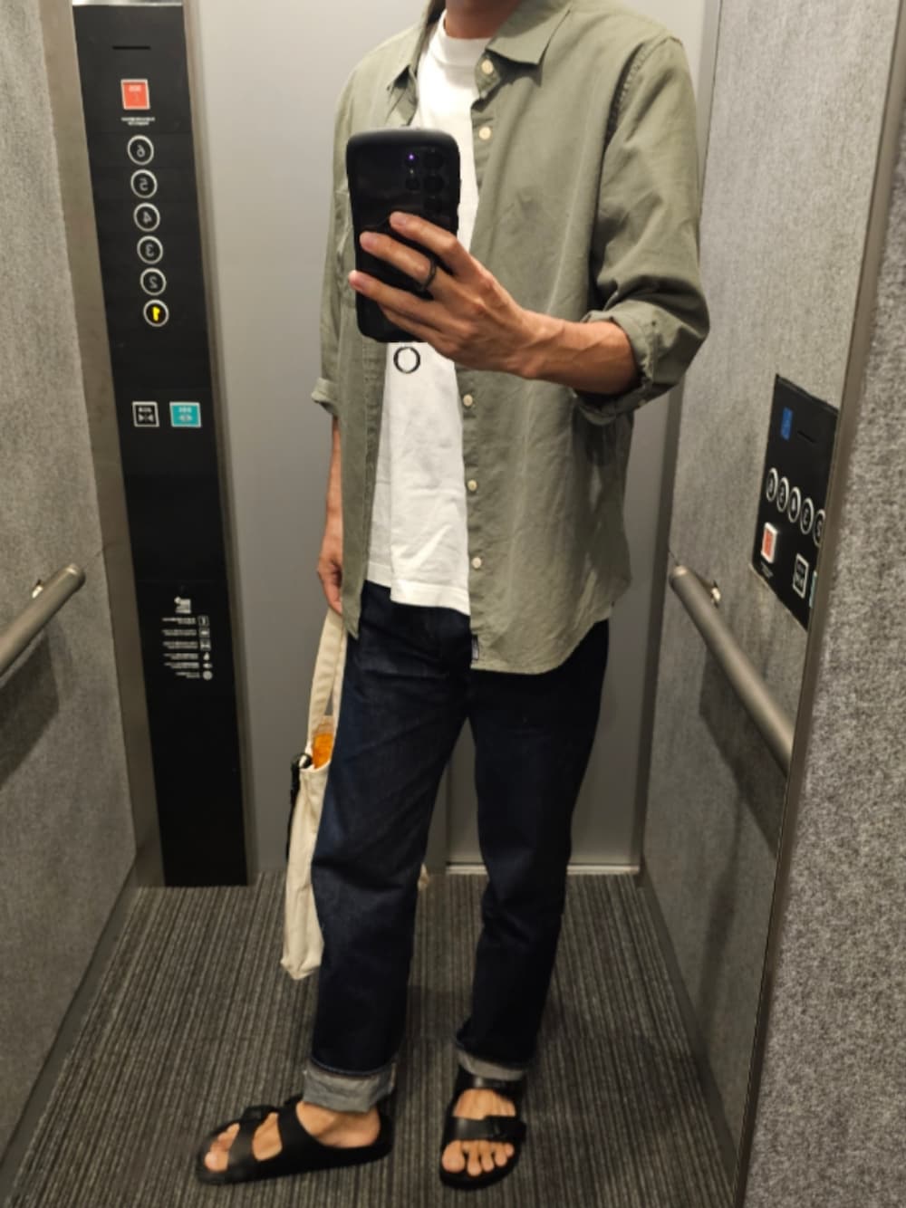 「買い物、デニム、501xx」｜「BIRKENSTOCKのBIRKENSTOCK/ビルケンシュトック ARIZONA EVA/アリゾナ イーブイエー/ストラップサンダル（サンダル、ブラック系）」を使った、KAZKIFさん（メンズ・180cm）の夏コーディネートの1枚目の写真