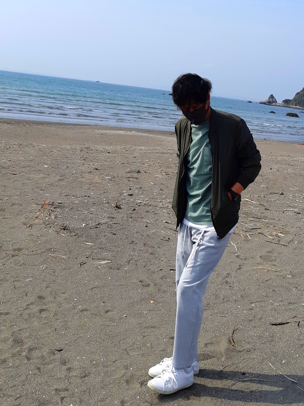 「白パンツ、海」｜「PLSTのアイテム（Tシャツ/カットソー、グリーン系）」を使った、and5252さん（メンズ・171cm）の春コーディネートの1枚目の写真