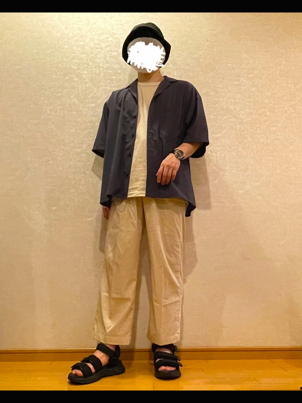 「サンダル、インキャ、パープル、大人コーデ、夏コーデ、休日コーデ、お洒落さんとつながりたい、夏、シンプルスタイル、オーバーサイズ、シンプルコーデ、大人カジュアル、プチプラコーデ、休日スタイル」｜「UNIQLOのスーピマコットンクルーネックT（半袖）（Tシャツ/カットソー、ベージュ系）」を使った、TaKeoさん（メンズ・165cm）の夏コーディネートの1枚目の写真