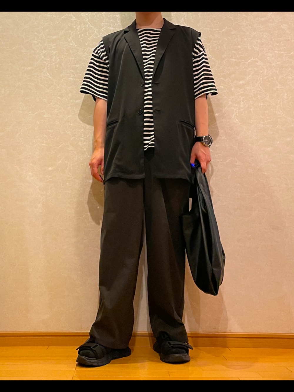 「夏、大人カジュアル、シンプルコーデ、大人コーデ、ゆるコーデ、ブラック、スニーカー、ビッグシルエット、サンダル、陰キャ、きれいめカジュアル、トートバッグ、休日スタイル、メンズコーデ、シャツ」｜「neosの【neos -addictive design-】ビッグシルエット テーラード ジレ ベスト（ベスト、ブラック系）」を使った、TaKeoさん（メンズ・165cm）の夏コーディネートの1枚目の写真