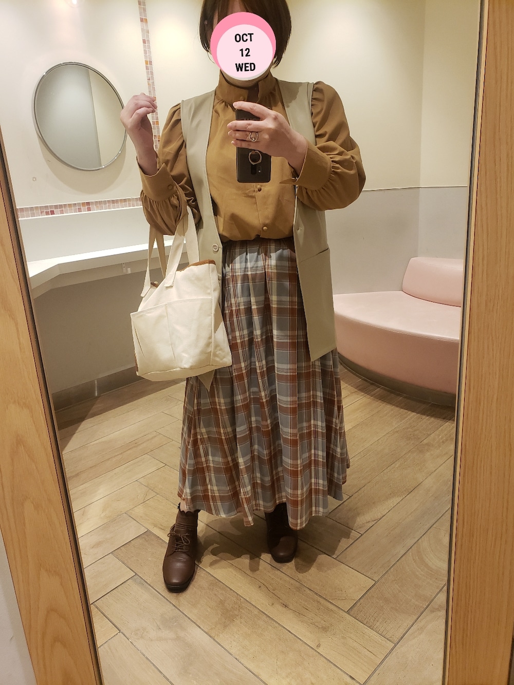 ベージュ系のシャツ/ブラウス、グレー系のスカート、ブラウン系のドレスシューズを着用したレディースの秋コーディネートの1枚目の写真