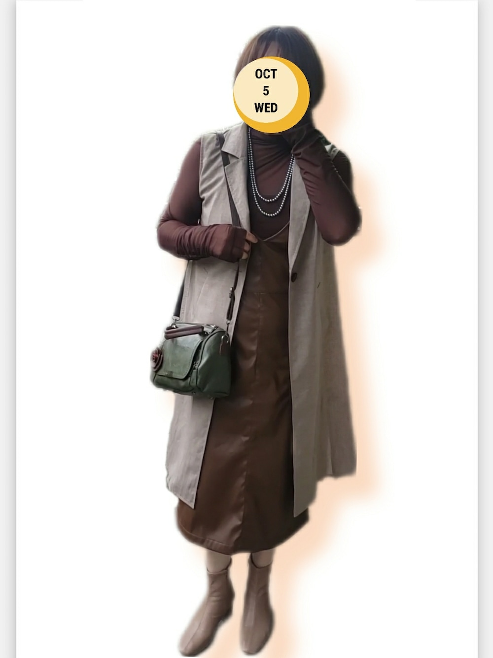 ベージュ系のブーツ、ブラウン系のワンピース、グリーン系のトートバッグを着用したレディースの秋コーディネートの1枚目の写真