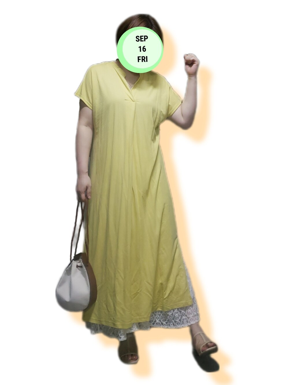 イエロー系のシャツワンピース、ホワイト系のスカート、ホワイト系のサンダルを着用したレディースの秋コーディネートの1枚目の写真