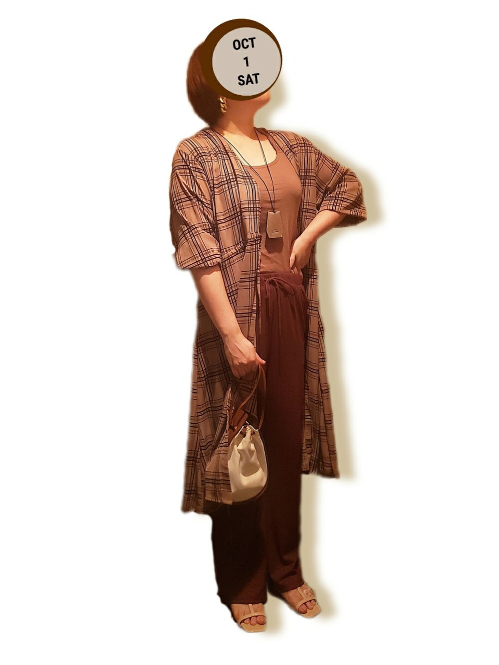 ブラウン系のキャミソール、ブラウン系のワンピース、ブラウン系のその他パンツを着用したレディースの秋コーディネートの1枚目の写真