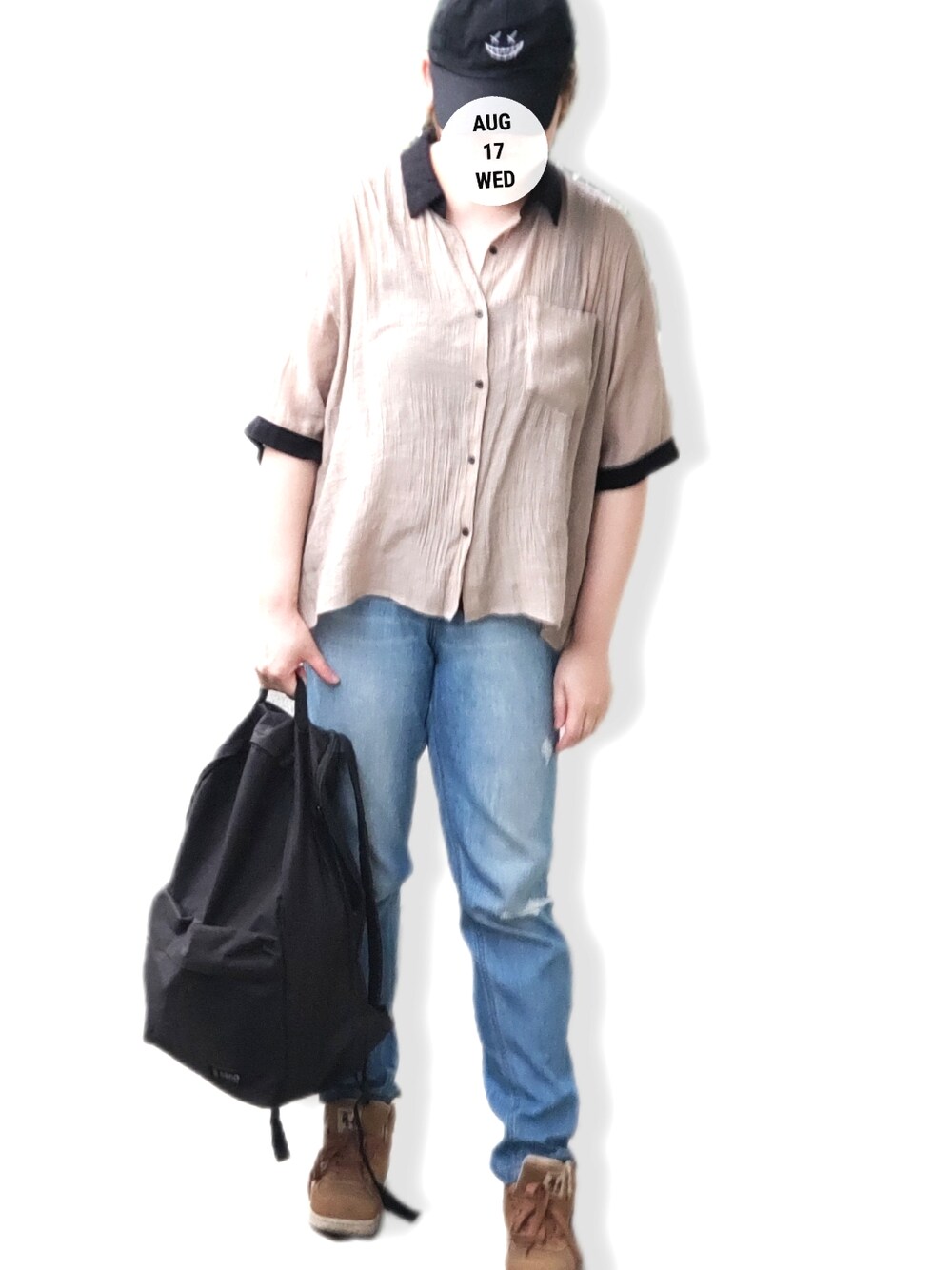 ベージュ系のシャツ/ブラウス、ブルー系のデニムパンツ、ブラック系のバックパック/リュックを着用したレディースの夏コーディネートの1枚目の写真