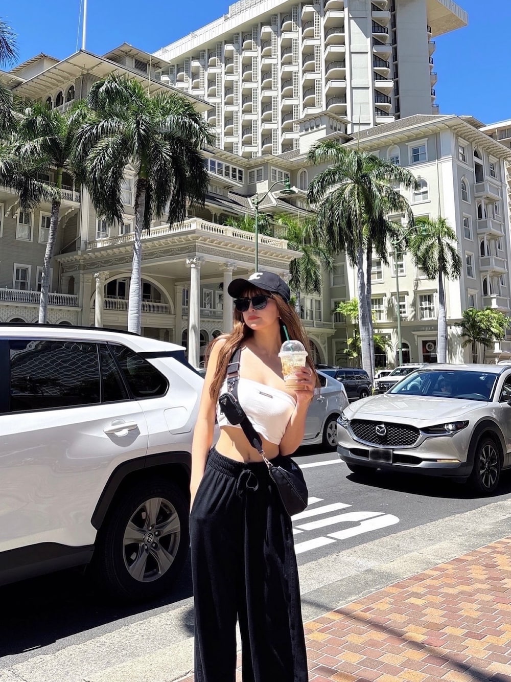 ホワイト系のチューブトップを着用したレディースの春コーディネートの1枚目の写真