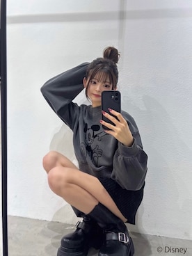 「MURUA（ムルーア）の【ミッキーマウス】フロッキーデザインスウェット（スウェット、グレー系）」を使った、juriさん（レディース・153cm）の冬コーディネート