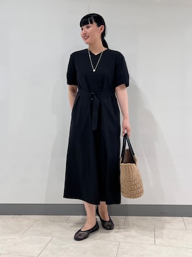 「INDIVI（インディヴィ）の【撥水／UVケア／SETUP可能】軽量ベルト付きAラインワンピース（ワンピース、ブラック系）」を使った、hasuさん（レディース・158cm）の春コーディネート