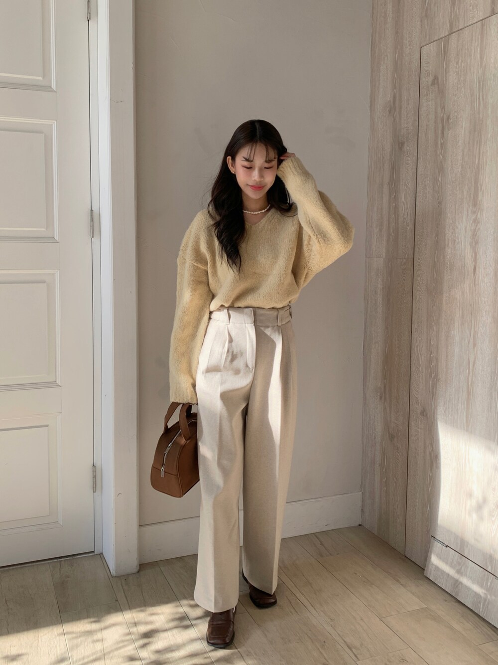 「韓国、韓国ファッション、韓国ブランド、韓国コーデ、韓国好きな人と繋がりたい、ニット、スラックス、冬コーデ、おしゃれさんと繋がりたい」｜「mood for a dayのアイテム（ネックレス、ホワイト系）」を使った、enoさん（レディース・165cm）の冬コーディネートの1枚目の写真