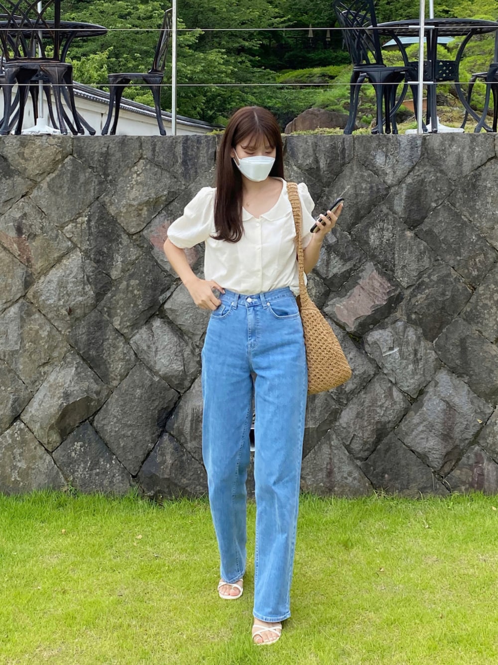 ベージュ系のシャツ/ブラウス、ブラウン系のショルダーバッグ、ブルー系のデニムパンツを着用したレディースの夏コーディネートの1枚目の写真
