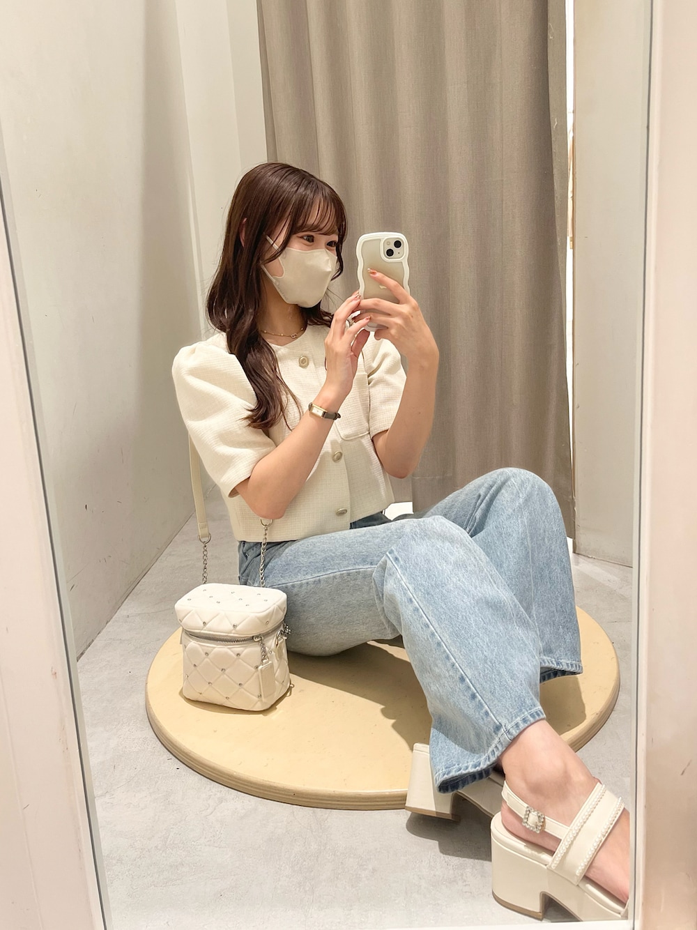 ピンク系のノーカラージャケット、ブルー系のデニムパンツ、ホワイト系のショルダーバッグを着用したレディースの夏コーディネートの1枚目の写真