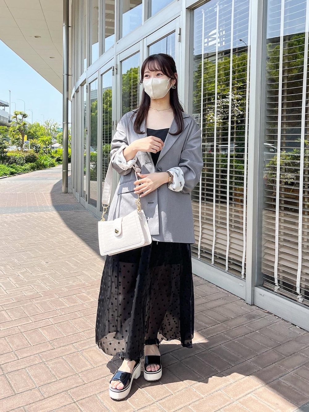「大人かわいい、ワンピースコーデ、ワンピース、キャミワンピ、モノトーン、モノトーンコーデ、ワンピ、サンダル、きれいめカジュアル、キレイめ、オトナカジュアル、オトナ女子、ジャケット、ジャケットスタイル、ブラック」｜「one after another NICE CLAUPのコーディネートのアクセントになる。クロコショルダーバック（ショルダーバッグ、ホワイト系）」を使った、risapi🐰（骨格ウェーブ）さん（レディース・157cm）の春コーディネートの1枚目の写真