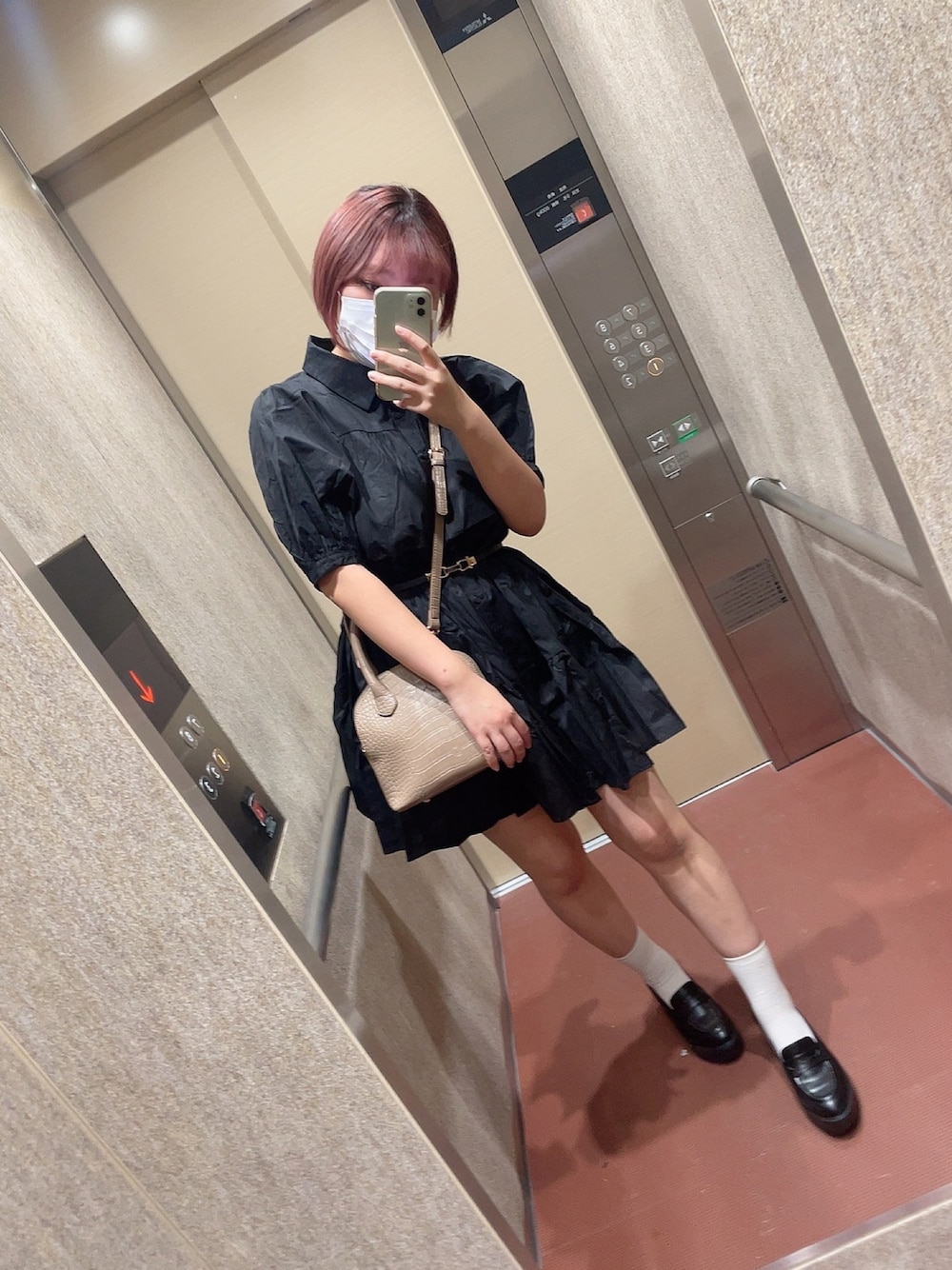 「おんなのこ、おんなのこコーデ、秋、甘辛mix、モノトーン」｜「GRLのティアードミニワンピース（ワンピース、ブラック系）」を使った、keychan☺︎さん（レディース・156cm）の秋コーディネートの1枚目の写真
