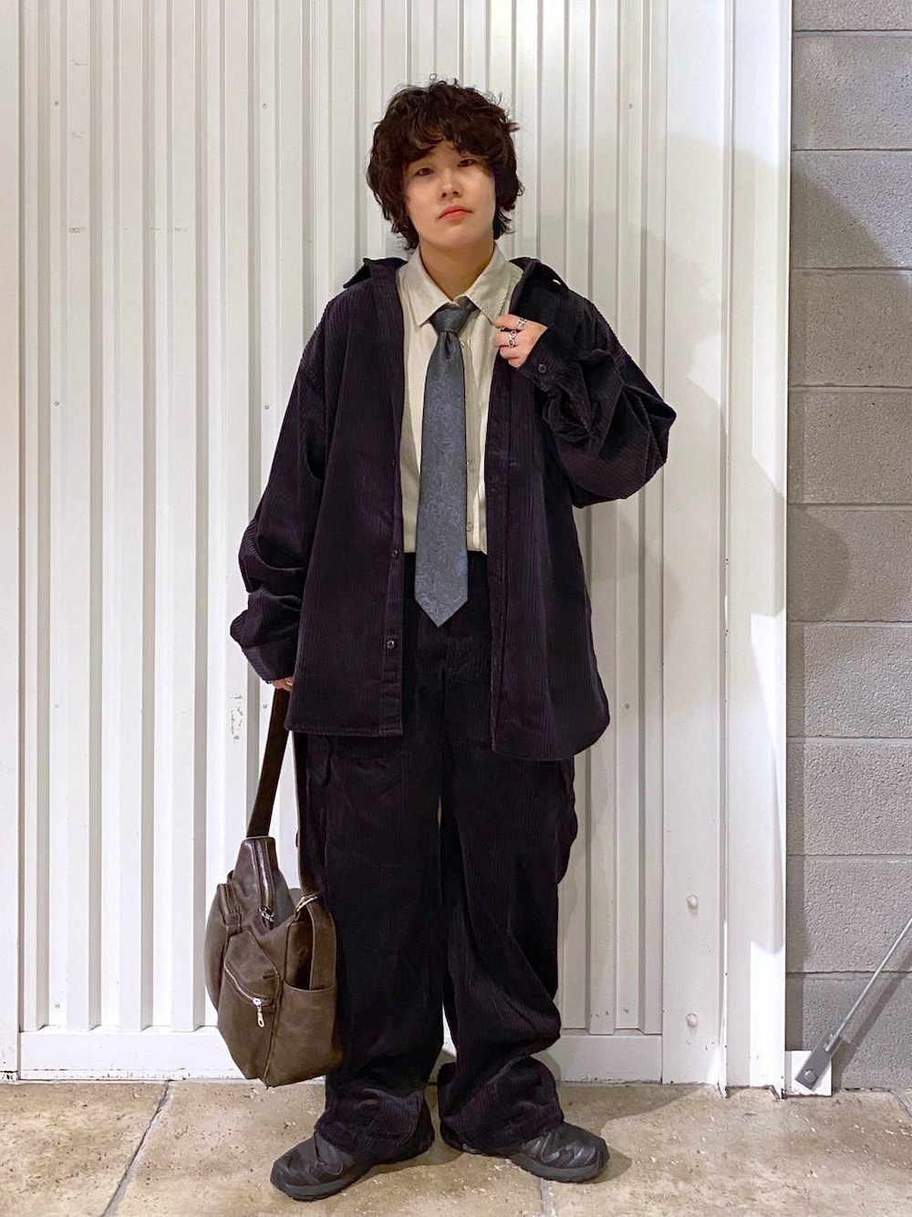 ホワイト系のネクタイ、ブラック系のカーゴパンツ、ブラック系のスニーカーを着用したメンズの秋コーディネートの1枚目の写真