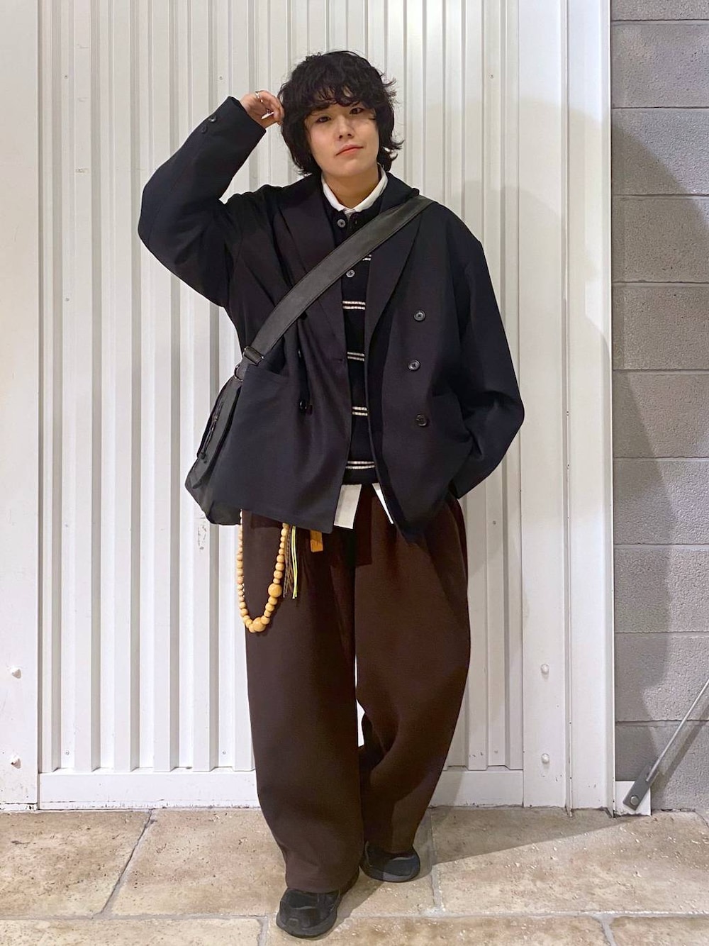 ブラック系のショルダーバッグ、ホワイト系のシャツ/ブラウス、ブラック系のテーラードジャケットを着用したメンズの秋コーディネートの1枚目の写真