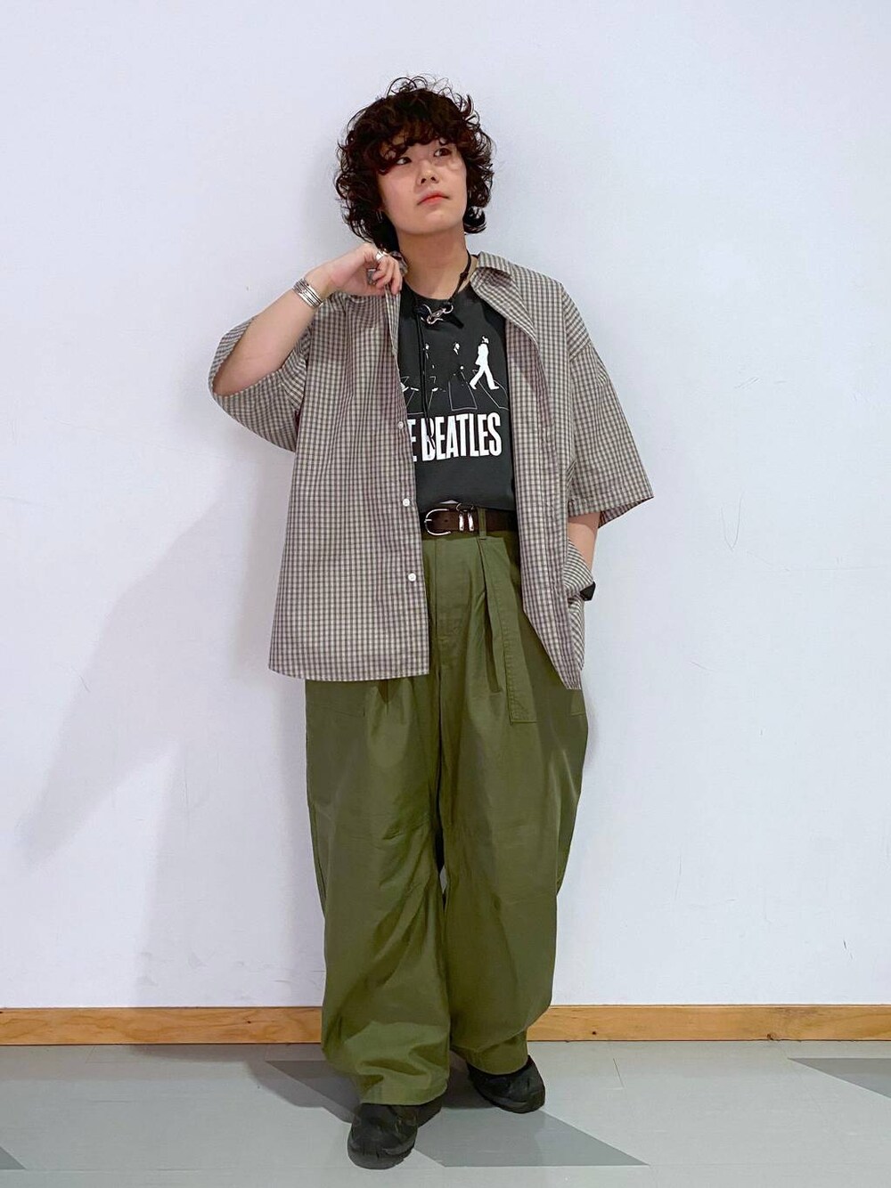「春コーデ、ユニセックス、カジュアル、オーバーサイズ、デート/ロマンティック、低身長、女子ウケ、ラフ、ゆったり、モテ、ベーシック/シンプル、きれいめ、RAGEBLUE、シャツ、Tシャツ」｜「RAGEBLUEのミリタリーバレル/パラシュートバルーンパンツ（カーゴパンツ、グリーン系）」を使った、もりさん（メンズ・159cm）の春コーディネートの1枚目の写真