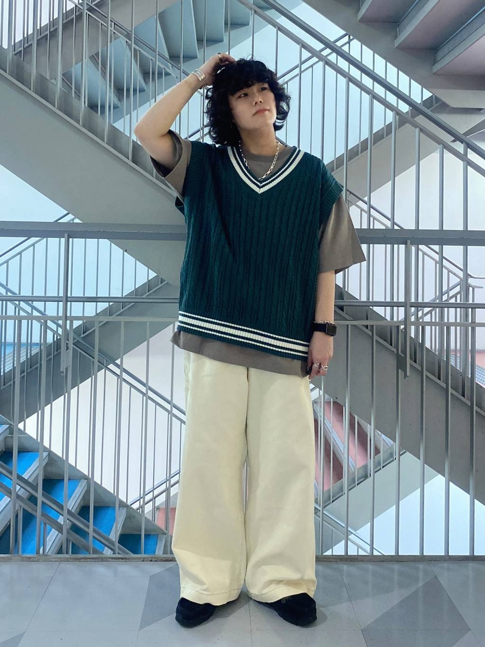 「ユニセックス、カジュアル、オーバーサイズ、デート/ロマンティック、低身長、女子ウケ、ラフ、ゆったり、モテ、ベーシック/シンプル、きれいめ、RAGEBLUE、ベスト、ニットベスト、Tシャツ」｜「RAGEBLUEのステンレスデザインショートネックレス（ネックレス、その他）」を使った、もりさん（レディース・159cm）の春コーディネートの1枚目の写真