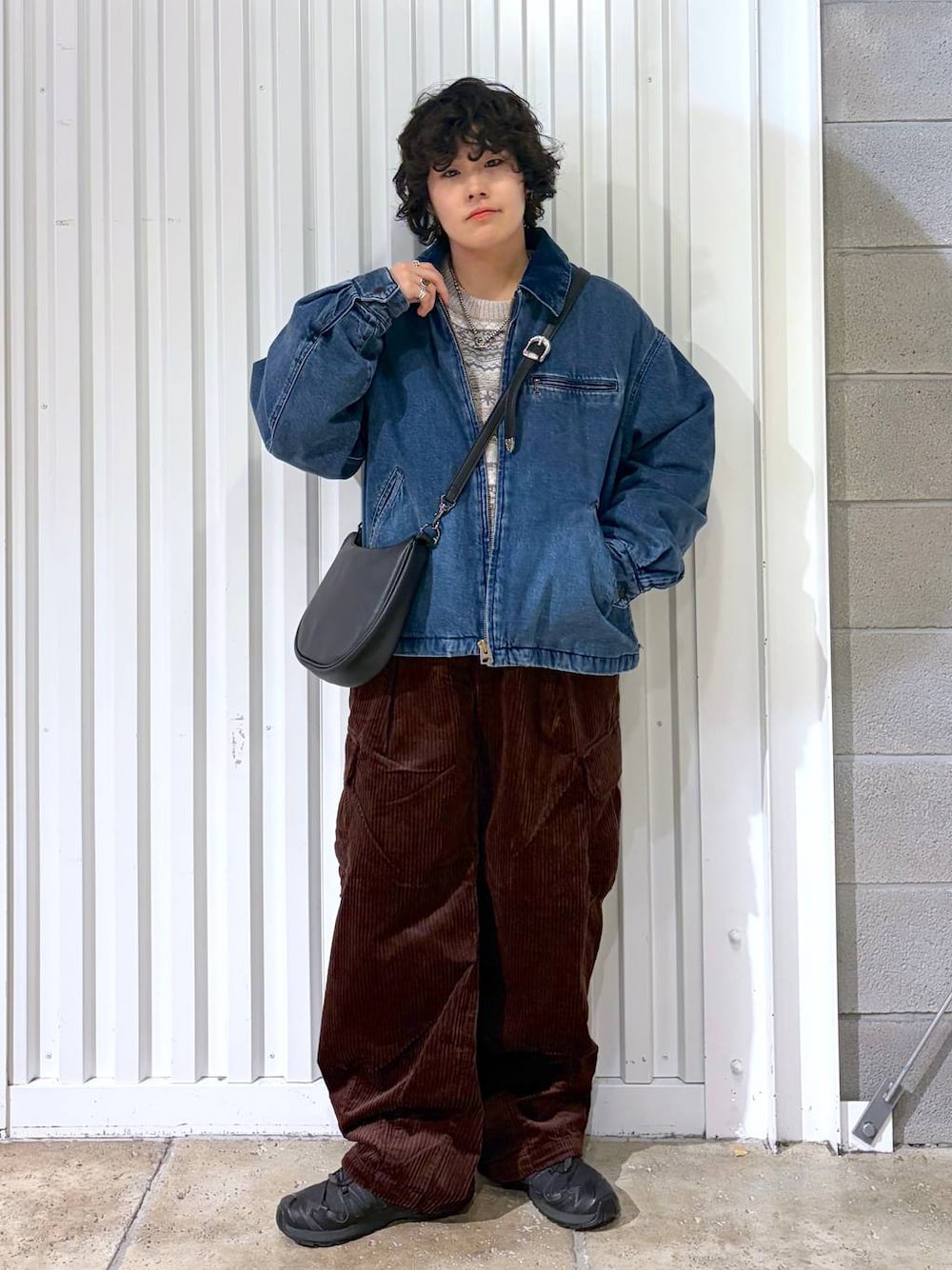 ブラウン系のカーゴパンツ、ブラック系のスニーカー、ブラック系のショルダーバッグを着用したメンズの冬コーディネートの1枚目の写真