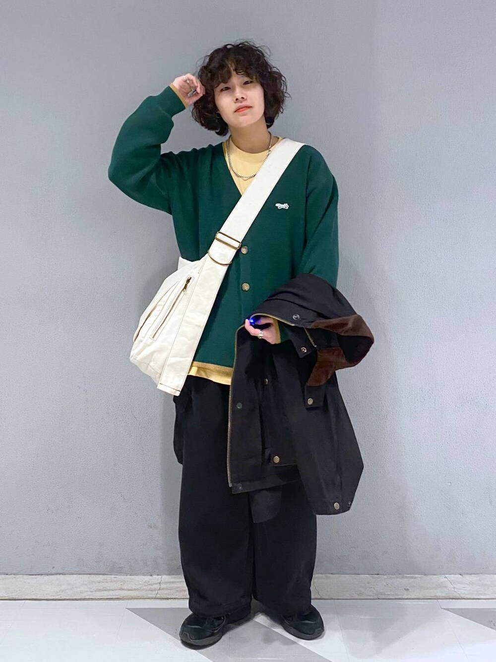 「ユニセックス、カジュアル、オーバーサイズ、デート/ロマンティック、低身長、女子ウケ、ラフ、ゆったり、モテ、ベーシック/シンプル、きれいめ、RAGEBLUE、ジャケット、カーディガン、Tシャツ」｜「RAGEBLUEの【APEX LEGENDS×RAGEBLUE】コラボプリントロンT（Tシャツ/カットソー、イエロー系）」を使った、もりさん（メンズ・159cm）の春コーディネートの1枚目の写真