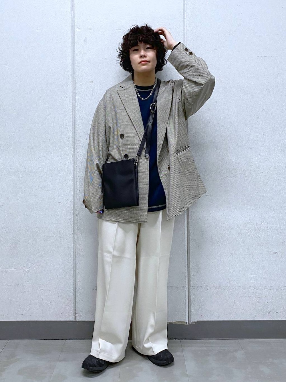 「ユニセックス、カジュアル、オーバーサイズ、デート/ロマンティック、低身長、女子ウケ、ラフ、ゆったり、モテ、ベーシック/シンプル、きれいめ、RAGEBLUE、ジャケット、テーラードジャケット、Tシャツ」｜「RAGEBLUEのステンレスデザインショートネックレス（ネックレス、ホワイト系）」を使った、もりさん（メンズ・159cm）の春コーディネートの1枚目の写真