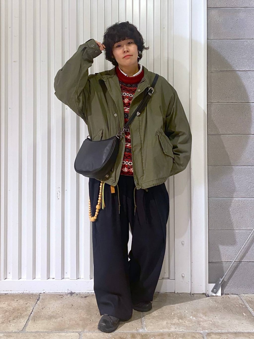 ブラック系のスニーカー、グリーン系のテーラードジャケット、ブラック系のショルダーバッグを着用したメンズの秋コーディネートの1枚目の写真