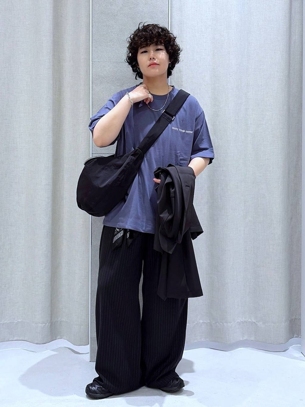 ブラック系のスラックス、ブラック系のシャツ/ブラウス、ブルー系のTシャツ/カットソーを着用したメンズの夏コーディネートの1枚目の写真