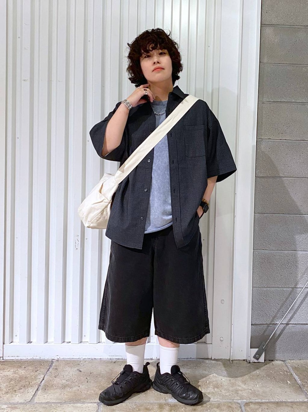 「ユニセックス、カジュアル、オーバーサイズ、デート/ロマンティック、低身長、女子ウケ、ラフ、ゆったり、モテ、ベーシック/シンプル、きれいめ、RAGEBLUE、シャツ、Tシャツ、ワイドパンツ」｜「RAGEBLUEのステンレスデザインショートネックレス（ネックレス、その他）」を使った、もりさん（メンズ・159cm）の夏コーディネートの1枚目の写真