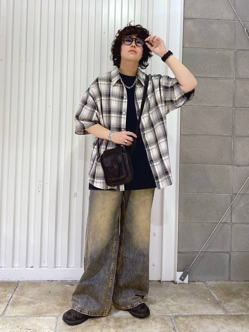 「ユニセックス、カジュアル、オーバーサイズ、デート/ロマンティック、低身長、女子ウケ、ラフ、ゆったり、モテ、ベーシック/シンプル、きれいめ、RAGEBLUE、シャツ、Tシャツ、ワイドパンツ」｜「RAGEBLUEのヴィンテージライク/ライトオンスデニムバギーフレアパンツ（デニムパンツ、ブルー系）」を使った、もりさん（メンズ・159cm）の春コーディネートの1枚目の写真