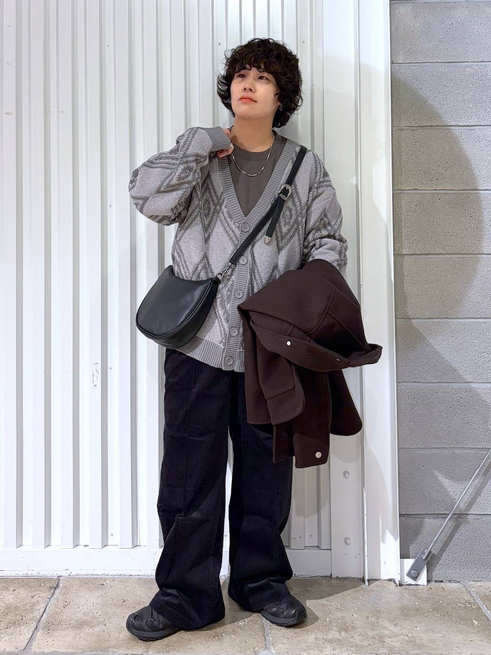 ブラック系のスラックス、ブラウン系のブルゾン、ブラック系のスニーカーを着用したメンズの秋コーディネートの1枚目の写真