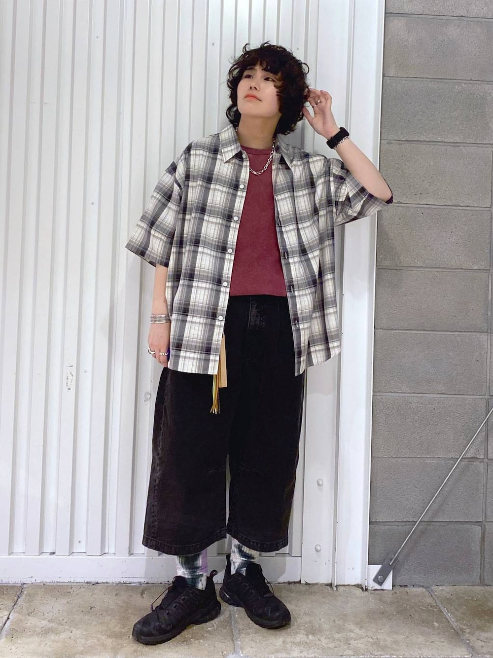 「ユニセックス、カジュアル、オーバーサイズ、デート/ロマンティック、低身長、女子ウケ、ラフ、ゆったり、モテ、ベーシック/シンプル、きれいめ、RAGEBLUE、シャツ、Tシャツ、ワイドパンツ」｜「RAGEBLUEのオーバーサイズオンブレチェックシャツ（シャツ/ブラウス、ブラック系）」を使った、もりさん（メンズ・159cm）の春コーディネートの1枚目の写真