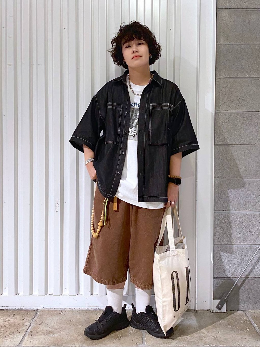 「ユニセックス、カジュアル、オーバーサイズ、デート/ロマンティック、低身長、女子ウケ、ラフ、ゆったり、モテ、ベーシック/シンプル、きれいめ、RAGEBLUE、シャツ、Tシャツ、ワイドパンツ」｜「RAGEBLUEのステンレスデザインショートネックレス（ネックレス、その他）」を使った、もりさん（メンズ・159cm）の夏コーディネートの1枚目の写真