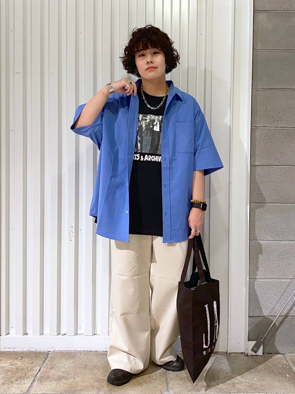 「ユニセックス、カジュアル、オーバーサイズ、デート/ロマンティック、低身長、女子ウケ、ラフ、ゆったり、モテ、ベーシック/シンプル、きれいめ、RAGEBLUE、シャツ、Tシャツ、ワイドパンツ」｜「RAGEBLUEのステンレスデザインショートネックレス（ネックレス、その他）」を使った、もりさん（メンズ・159cm）の夏コーディネートの1枚目の写真