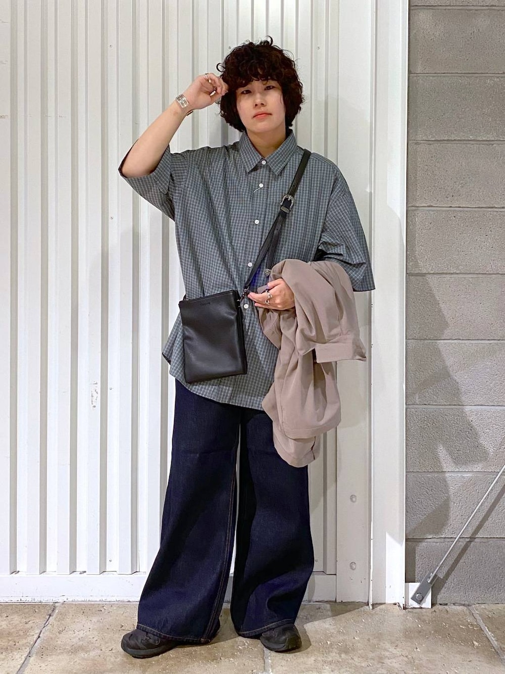 「カジュアル、ユニセックス、オーバーサイズ、デート/ロマンティック、低身長、女子ウケ、ラフ、ゆったり、モテ、ベーシック/シンプル、きれいめ、RAGEBLUE、シャツ、ワイドパンツ、デニムパンツ」｜「RAGEBLUEの＜接触冷感＞オープンカラーシャツ/シャツジャケット（シャツ/ブラウス、ベージュ系）」を使った、もりさん（メンズ・159cm）の夏コーディネートの1枚目の写真