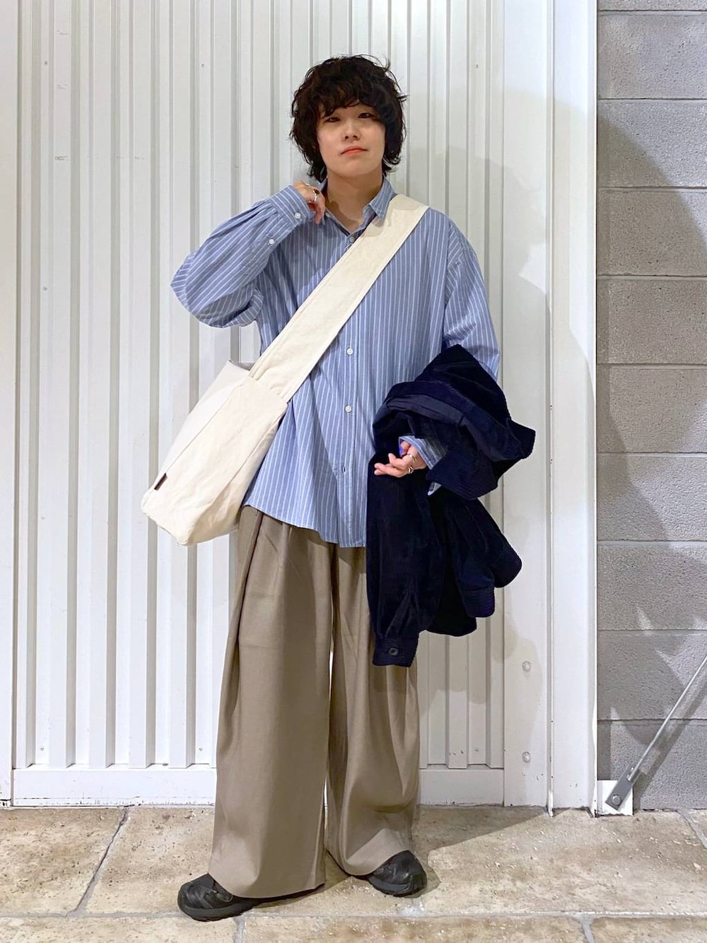 ブラック系のスニーカー、ブルー系のシャツ/ブラウス、その他のショルダーバッグを着用したメンズの秋コーディネートの1枚目の写真