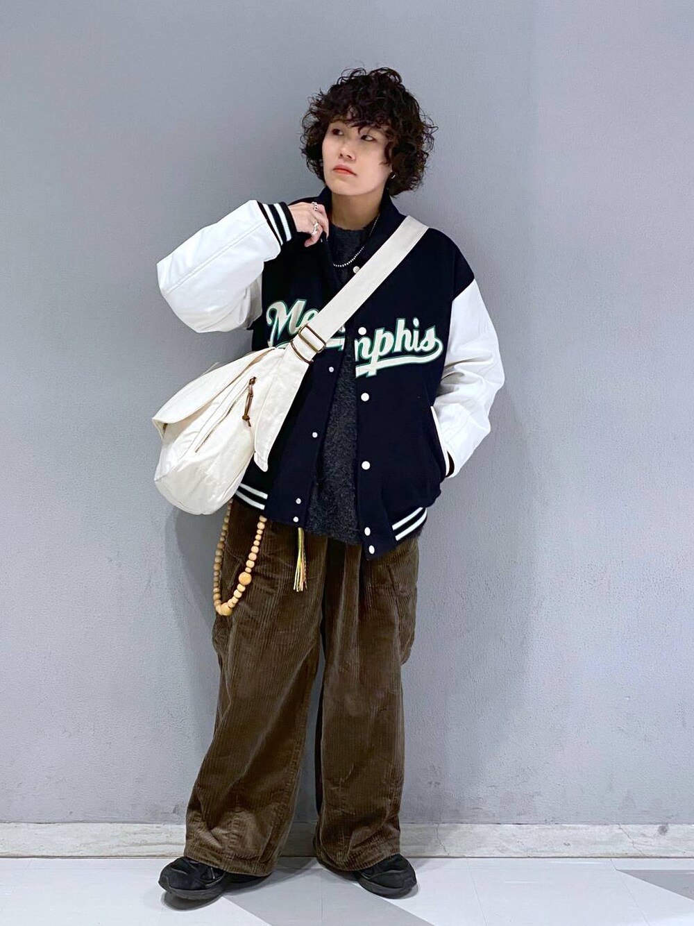 「ニット、ワイドパンツ、ユニセックス、カジュアル、オーバーサイズ、デート/ロマンティック、低身長、女子ウケ、ラフ、ゆったり、モテ、ベーシック/シンプル、きれいめ、RAGEBLUE、ジャケット」｜「RAGEBLUEの【WOOLLYTEC/ウーリーテック】ロゴワッペン/オーバーサイズスタジャン（スタジャン、ブルー系）」を使った、もりさん（メンズ・159cm）の秋コーディネートの1枚目の写真