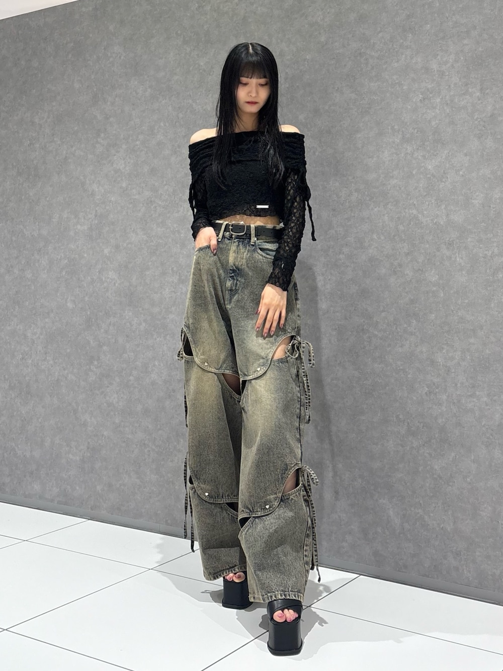 ブラック系のTシャツ/カットソー、ブルー系のデニムパンツ、ブラック系のサンダルを着用したレディースの春コーディネートの1枚目の写真