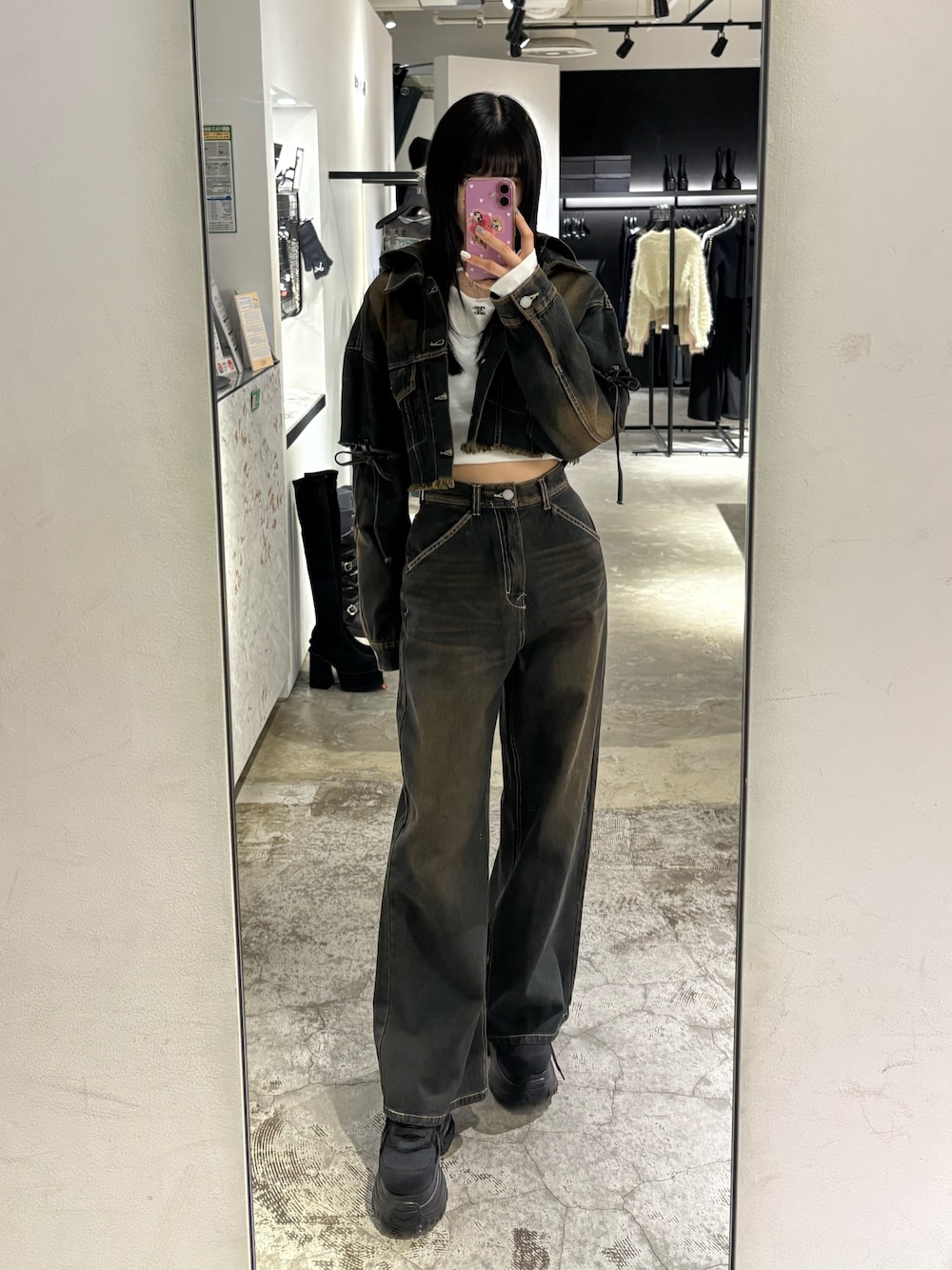 ブルー系のデニムジャケット、ホワイト系のTシャツ/カットソー、ブルー系のデニムパンツを着用したレディースの冬コーディネートの1枚目の写真