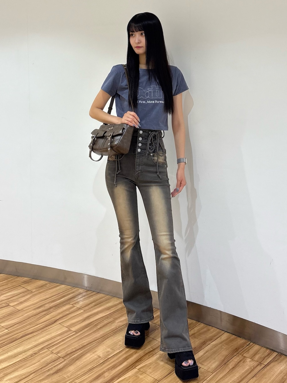 ブルー系のTシャツ/カットソー、グレー系のデニムパンツ、ブラック系のサンダルを着用したレディースの夏コーディネートの1枚目の写真