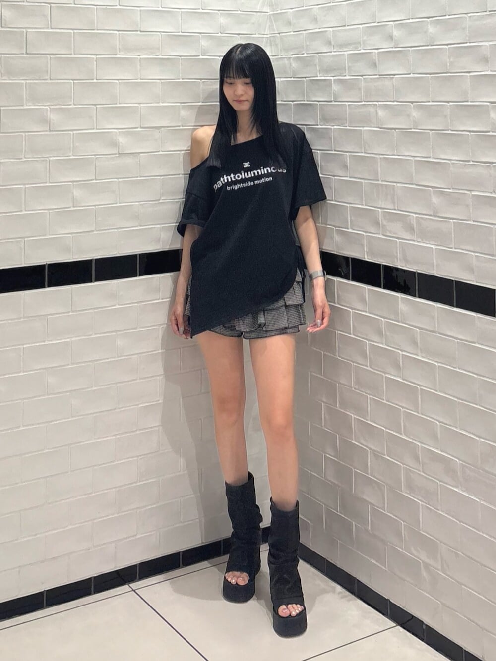 ブラック系のTシャツ/カットソー、グレー系のタンクトップ、その他のスカートを着用したレディースの夏コーディネートの1枚目の写真