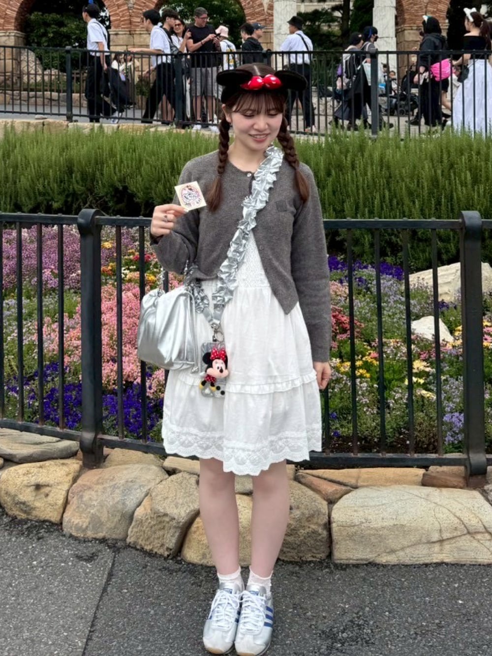 「ディズニーコーデ、春コーデ、夏コーデ、曇り、雨の日コーデ、キャミワンピ、カジュアルガーリー、スニーカー、カチューシャ、カーディガン、レース、シルバーアクセサリー」｜「adidasのカントリー OG / Country OG / アディダスオリジナルス adidas Originals（スニーカー、シルバー系）」を使った、soraさん（骨格ウェーブ・レディース・163cm）の春コーディネートの1枚目の写真