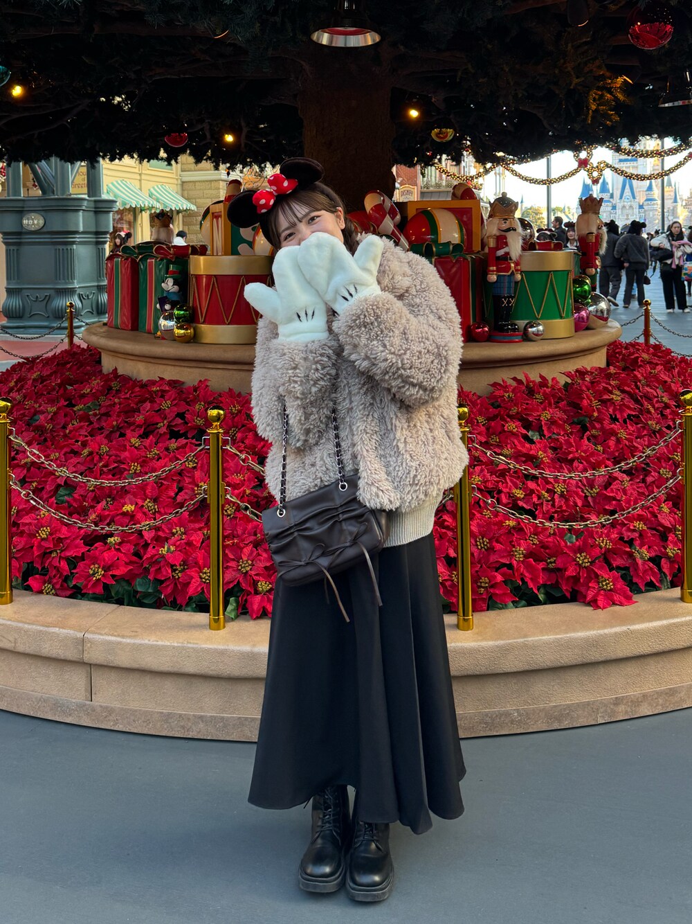 「クリスマス、ディズニー、ディズニーコーデ、冬コーデ、アウター」｜「GRLのマーメイドフレアスカート（スカート、ブラック系）」を使った、soraさん（レディース・163cm）の冬コーディネートの1枚目の写真