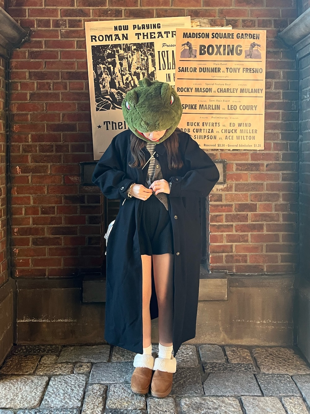 「ユニバ、USJ、ユニバーサルスタジオジャパン、ロングコート、コート、冬コーデ、カジュアルコーデ、ムートンブーツ、ブーツ、オトナカジュアル、着回しコーデ、おでかけコーデ」｜「GRLのリブニットショートパンツ（その他パンツ、ブラック系）」を使った、soraさん（骨格ウェーブ・レディース・163cm）の冬コーディネートの1枚目の写真