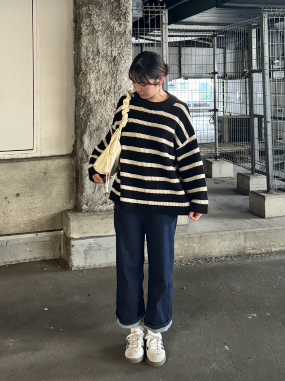 「秋冬コーデ、おでかけコーデ、ニットコーデ、シンプル」｜「eaphiのアイテム（デニムパンツ、ブルー系）」を使った、soraさん（レディース・163cm）の秋コーディネートの1枚目の写真