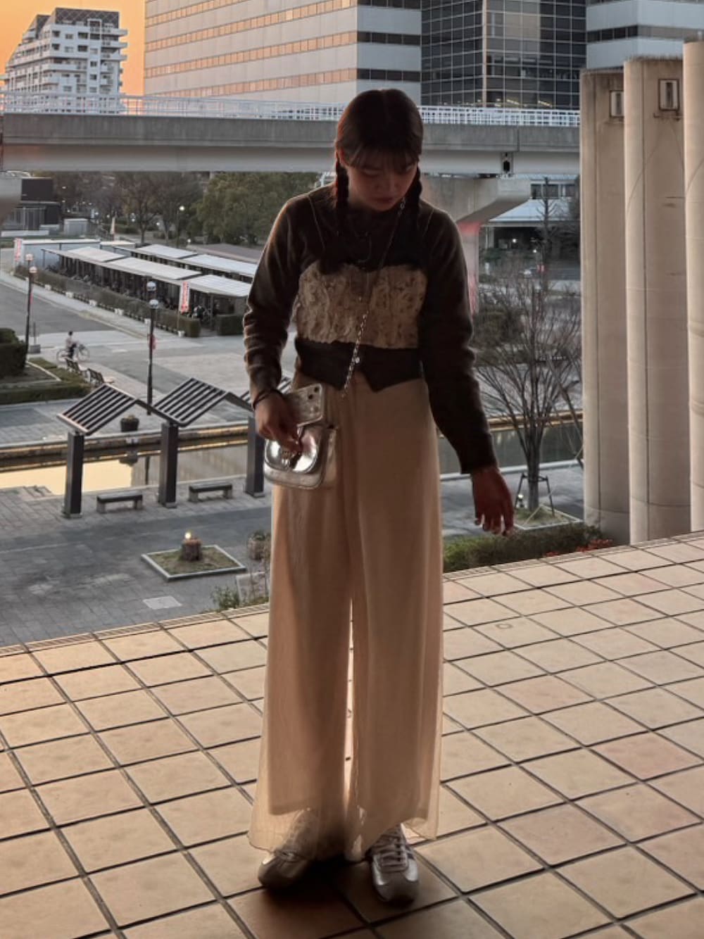 「春コーデ、春服、ootd、今日のコーデ、カジュアル、スニーカー、ビスチェ、カーディガン」｜「adidasのカントリー OG / Country OG / アディダスオリジナルス adidas Originals（スニーカー、シルバー系）」を使った、soraさん（骨格ウェーブ・レディース・163cm）の春コーディネートの1枚目の写真
