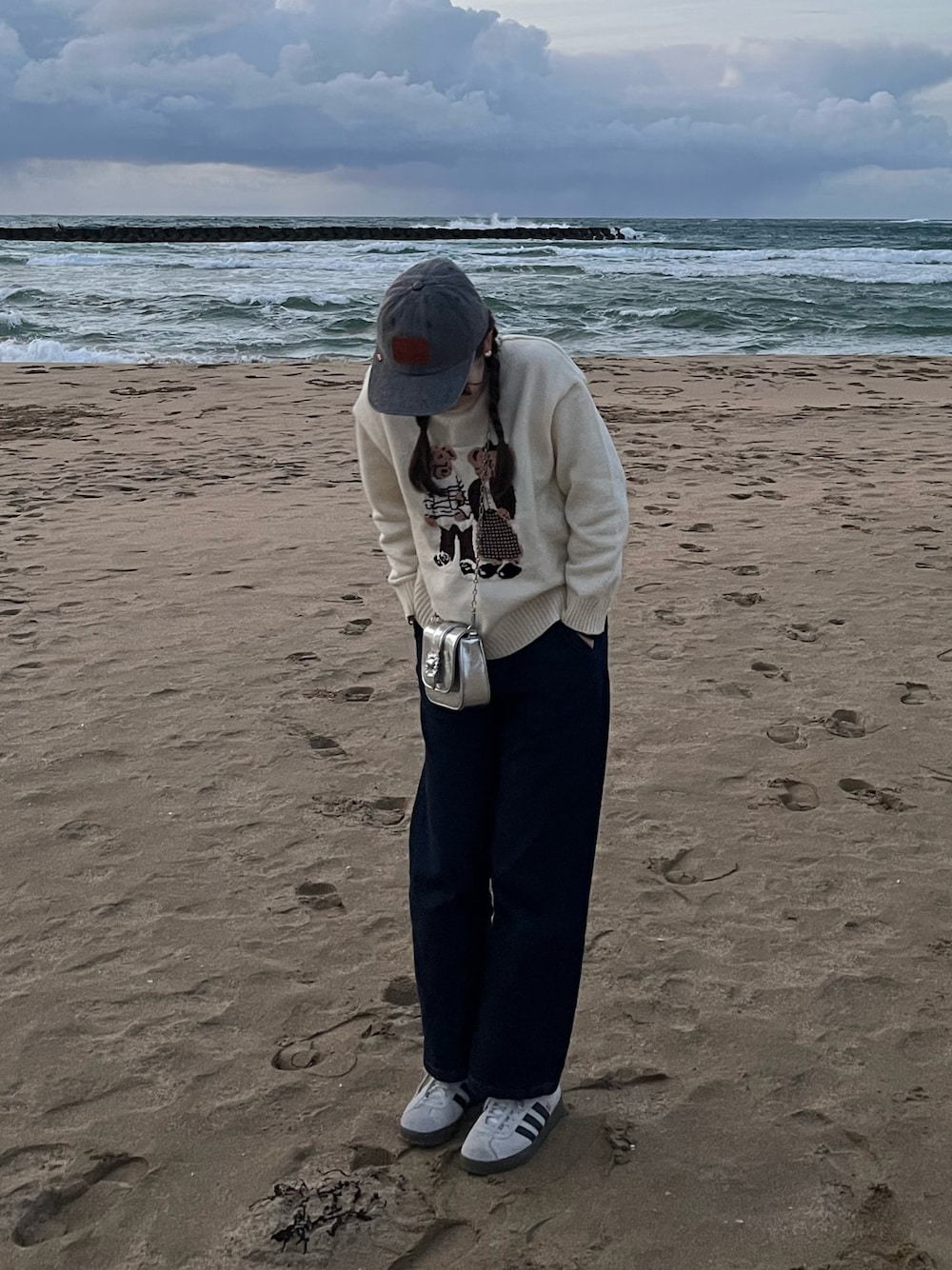 「夕日ヶ浦、ootd、冬コーデ、海、カジュアル、真冬のあったかスタイル、ニット、キャップ」｜「Levi'sのLevi's/リーバイス DAD HERITAGE デニムキャップ グレー（キャップ、グレー系）」を使った、soraさん（骨格ウェーブ・レディース・163cm）の冬コーディネートの1枚目の写真