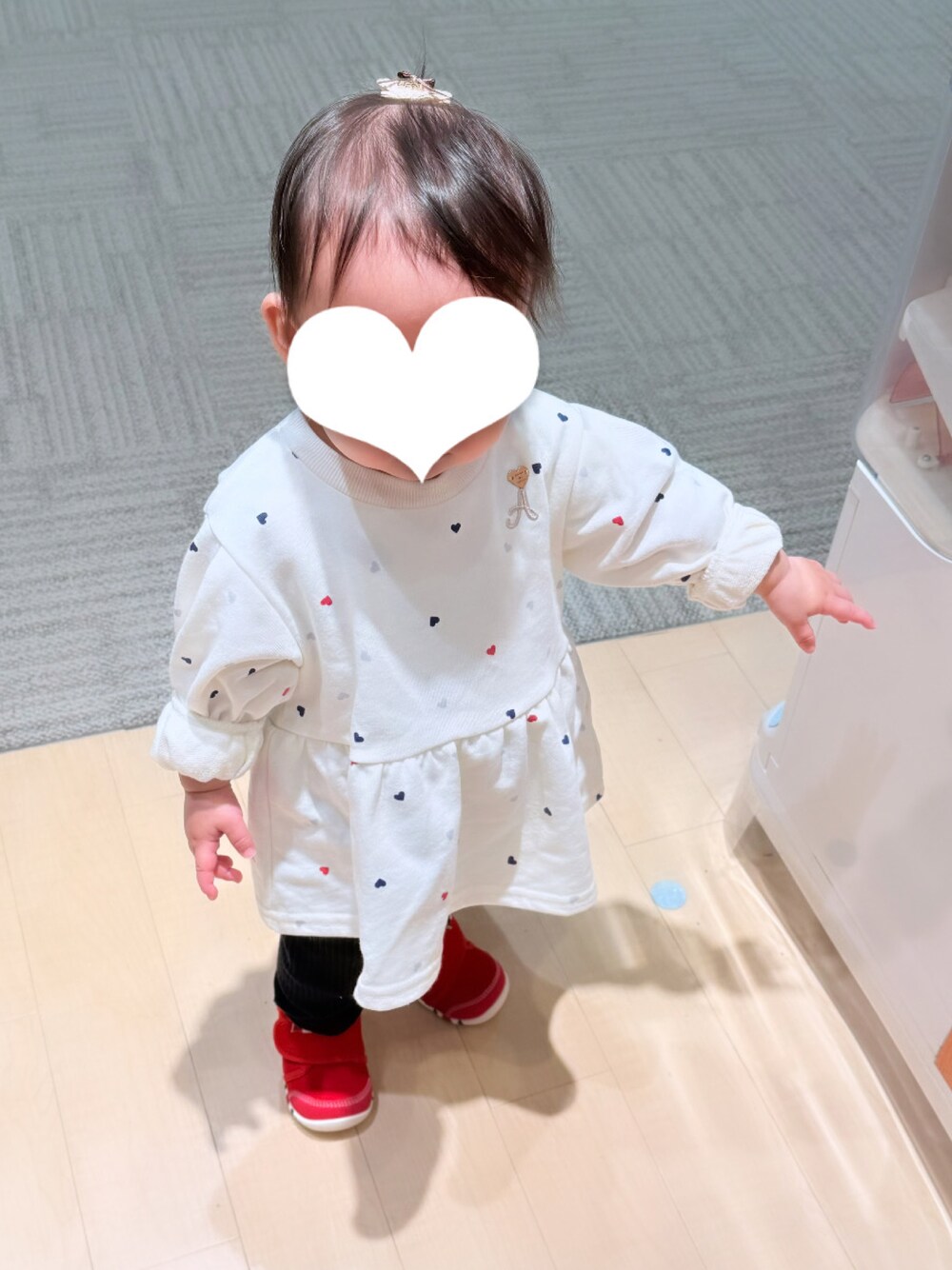 「apres les coursのパワショルロゴ刺繍トレーナー（スウェット、ホワイト系）」を使った、りっちゃんさん（キッズ・70cm）の秋コーディネートの1枚目の写真