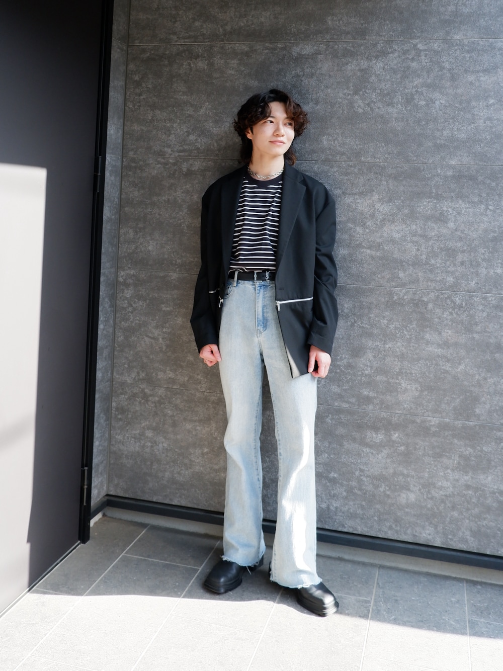 ブラック系のブーツ、ブラック系のTシャツ/カットソー、ブラック系のテーラードジャケットを着用したメンズの春コーディネートの1枚目の写真